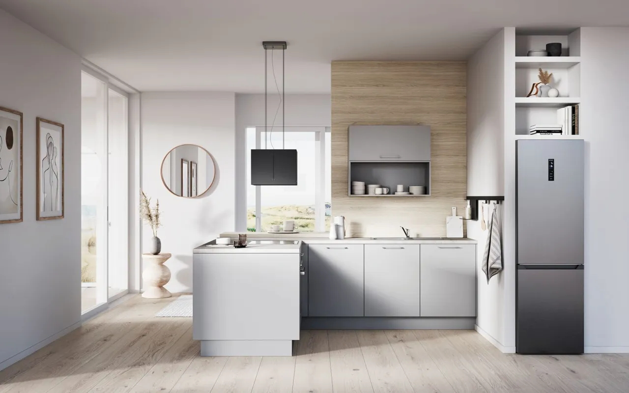 Moderne kleine Küche in Grau mit Holzrückwand und minimalistischer Gestaltung. Helle Farben, viel Licht und klare Linien schaffen ein freundliches, offenes Raumgefühl für stilvolles Wohnen.